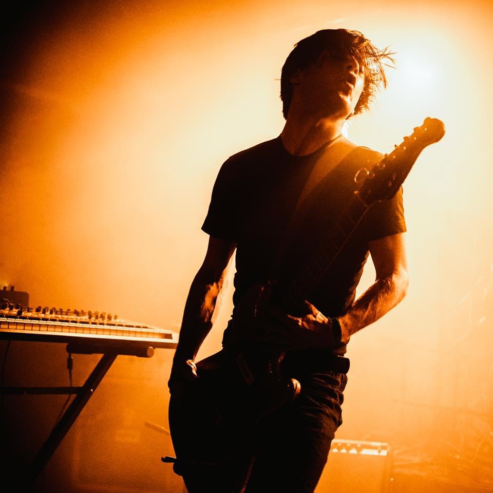 Jonas Vermeulen with electric guitar — photo Julie Rommelaere